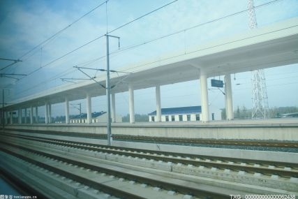 宁波舟山港海铁联运班列驶入港区 经济社会效益“双赢”