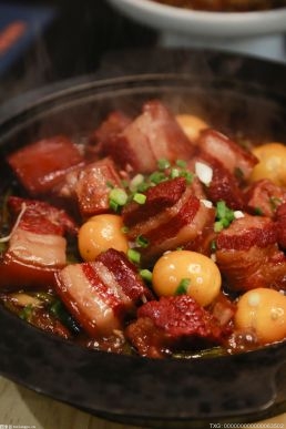苏轼被贬黄州时写过一篇《猪肉颂》 记载了猪肉的烹饪方法