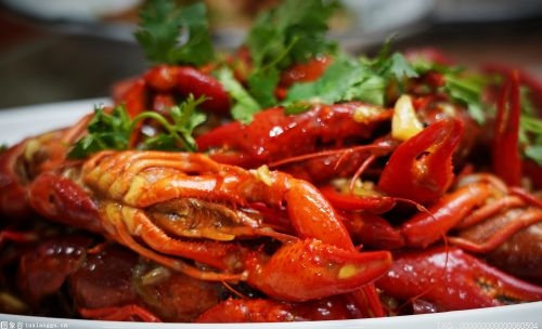 今年龙虾季迟到半个月 武汉人终于吃上了今年第一口小龙虾